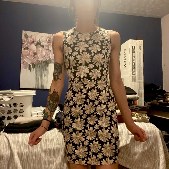Ladies dress. - Picture 2 of 3